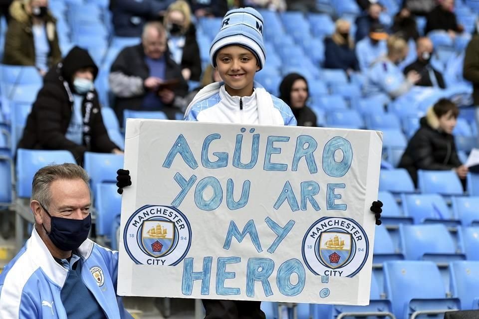 La afición inglesa despidió a su ídolo en el último juego de la campaña.