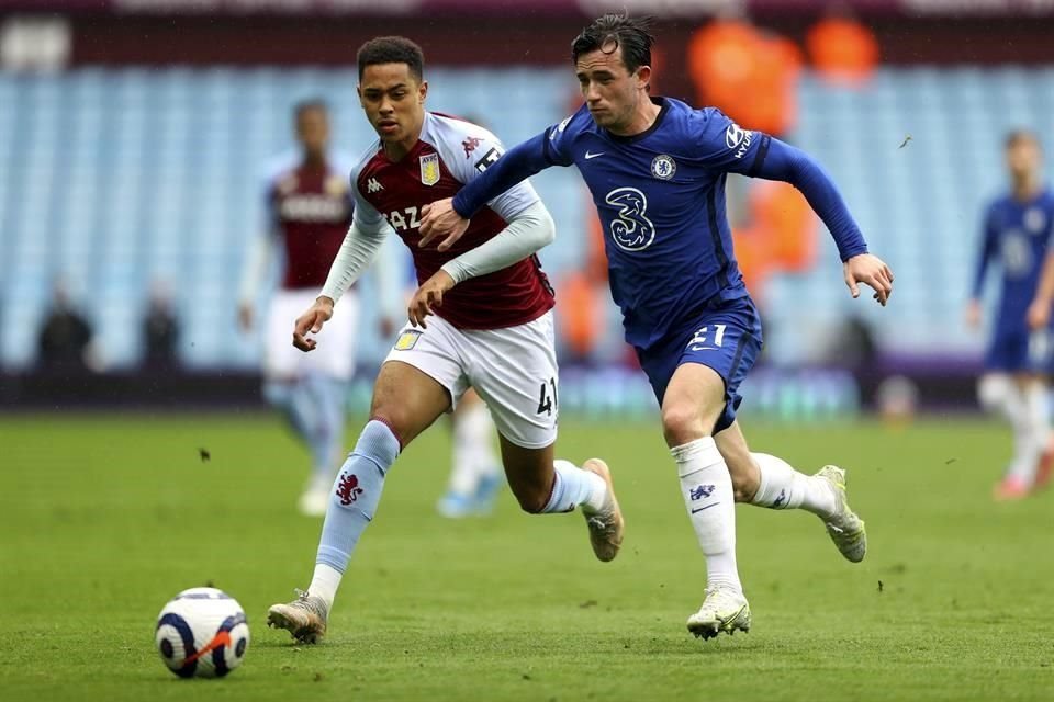 Ben Chilwell (der.) marcó el único tanto en la derrota del Chelsea frente al Aston Villa.