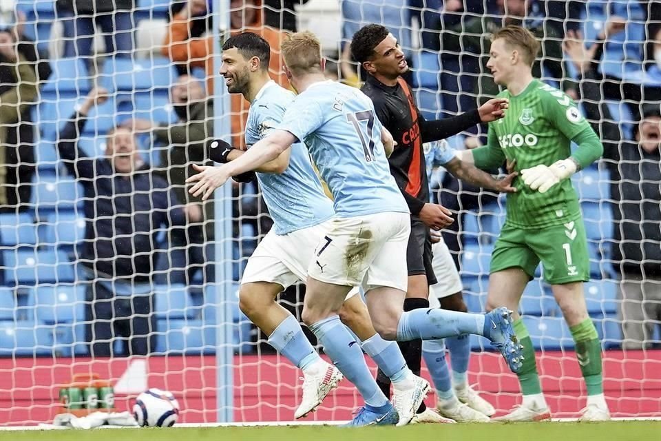 El delantero argentino se despidió con un doblete ante el Everton.