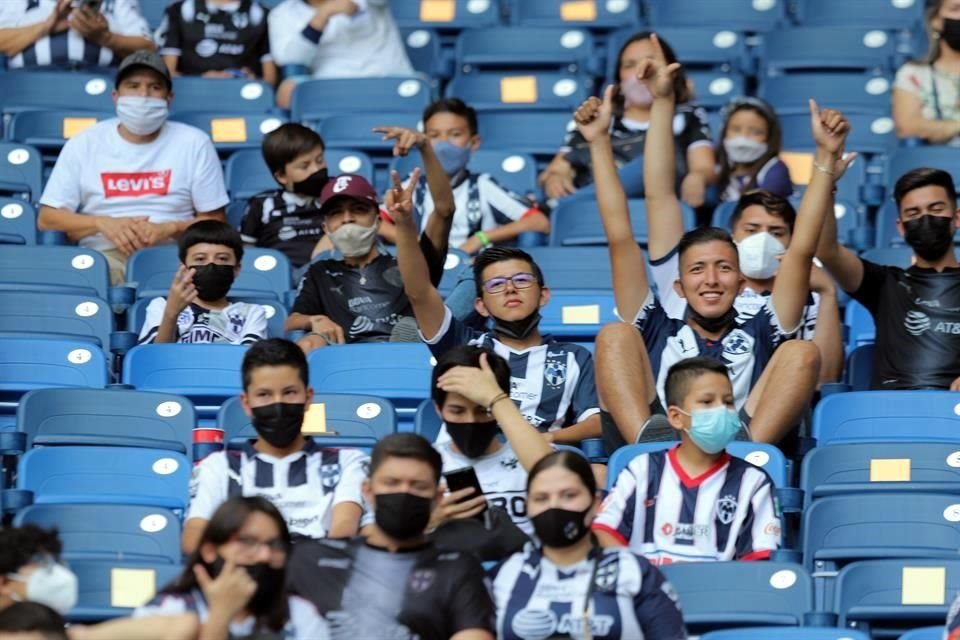 La afición llegó temprano para apoyar a los regios.