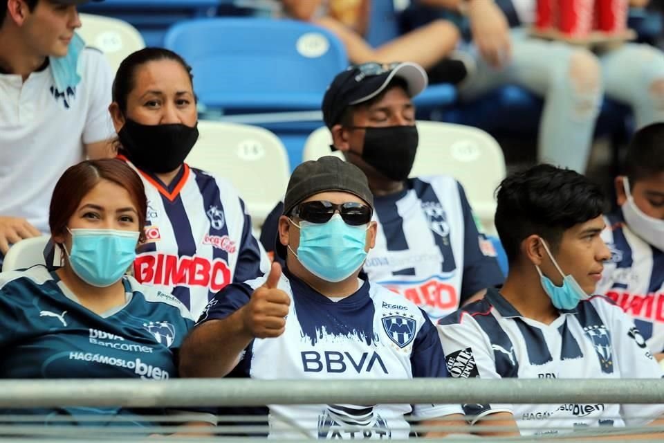 La afición llegó temprano para apoyar a los regios.