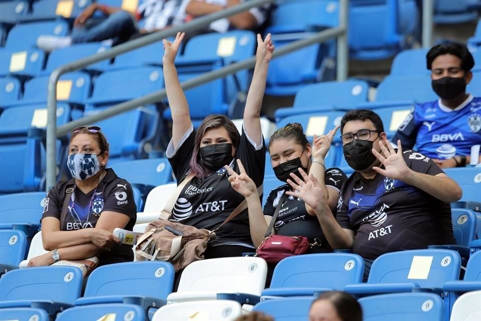 La afición llegó temprano para apoyar a los regios.