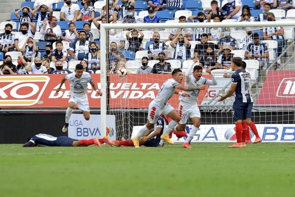 Casi al concluir el primer tiempo, Pachuca se puso en ventaja con el remate de Bryan González, al 44'.