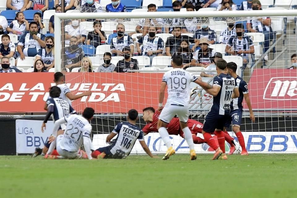 Casi al concluir el primer tiempo, Pachuca se puso en ventaja con el remate de Bryan González, al 44'.