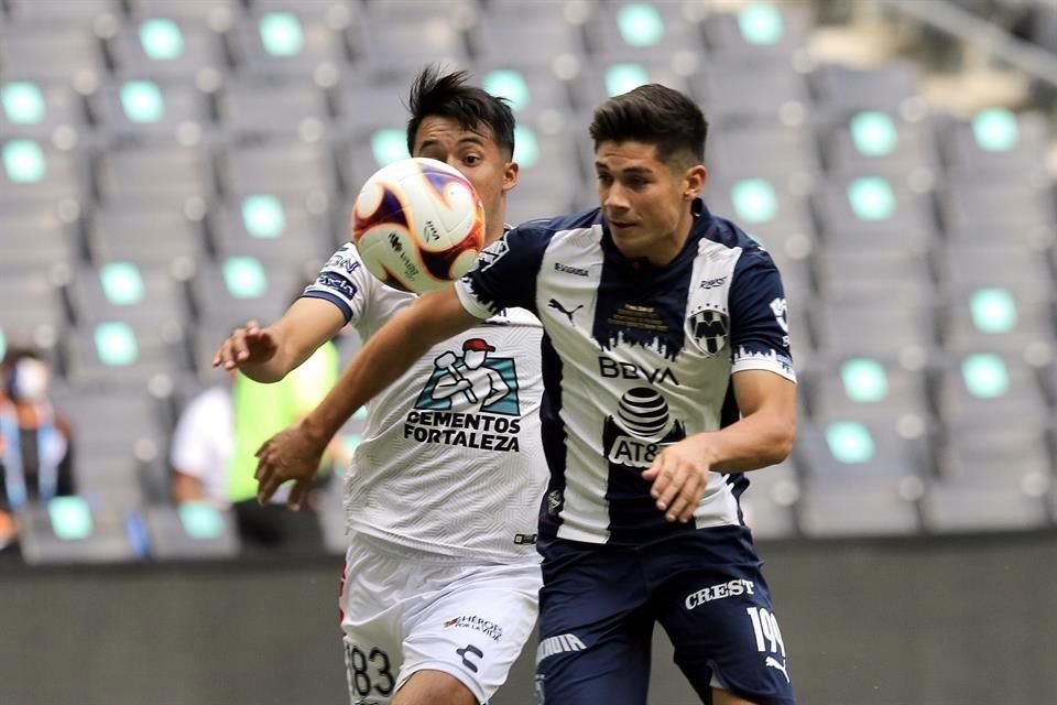 Los Rayados buscaron irse al frente pronto, pero Pachuca no lo permitió.