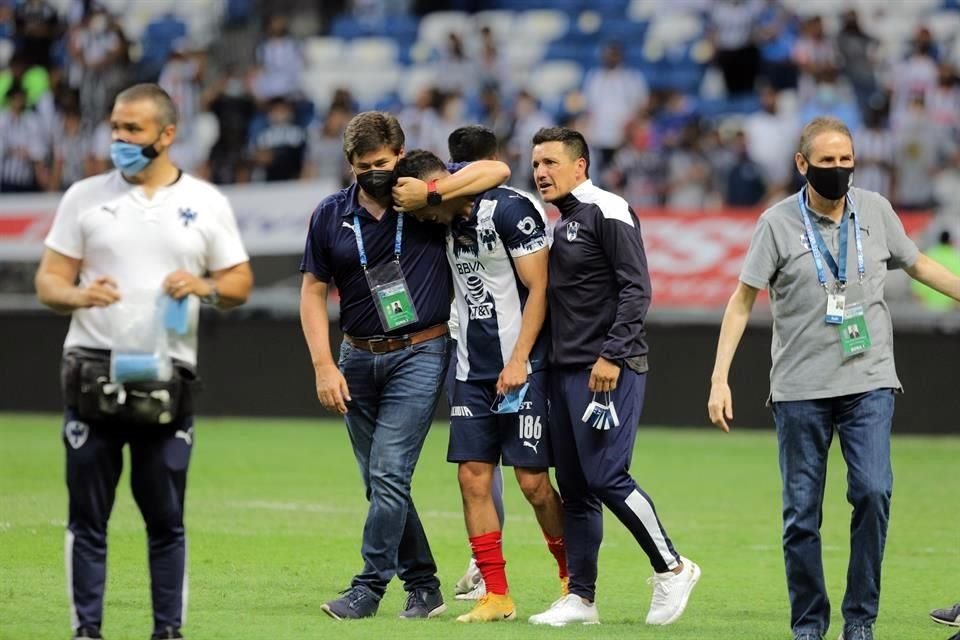 El capitán Sergio Villarreal junto a Nicolás Martellotto y el DT Sub 20, Hugo Norberto Castillo.