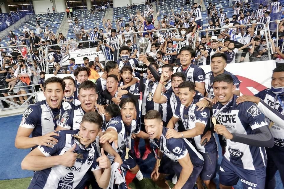 Los chavos celebraron hasta con la afición que fue a apoyarlos al Estadio BBVA.