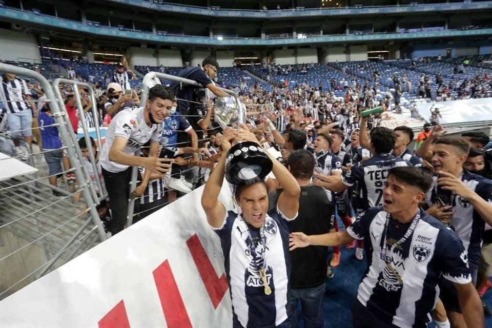 Los chavos celebraron hasta con la afición que fue a apoyarlos al Estadio BBVA.