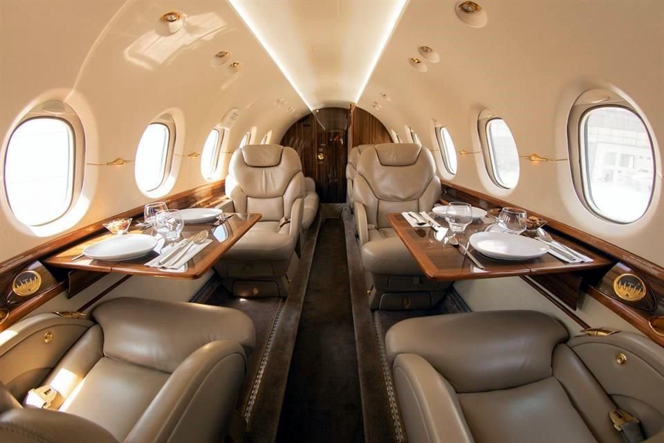 Fly Business ofrece alimentos gourmet a todos los pasajeros a bordo.