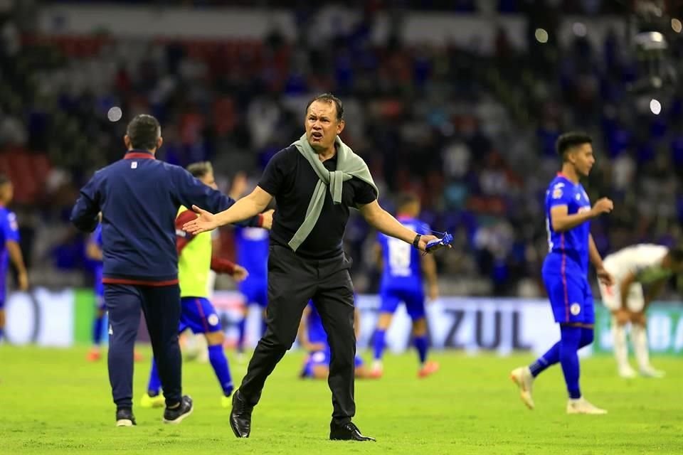 Juan Reynoso ya ganó una Liga con Cruz Azul en 1997, cuando era jugador.