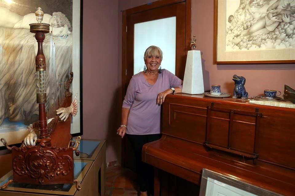 Lucía Maya posa con algunas de sus piezas. Parte de su obra pertenece a colecciones de museos en Estados Unidos, México y Latinoamerica.