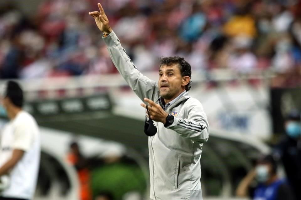 Como ya es costumbre, el estratega felino vivió muy movido el partido desde el banquillo.