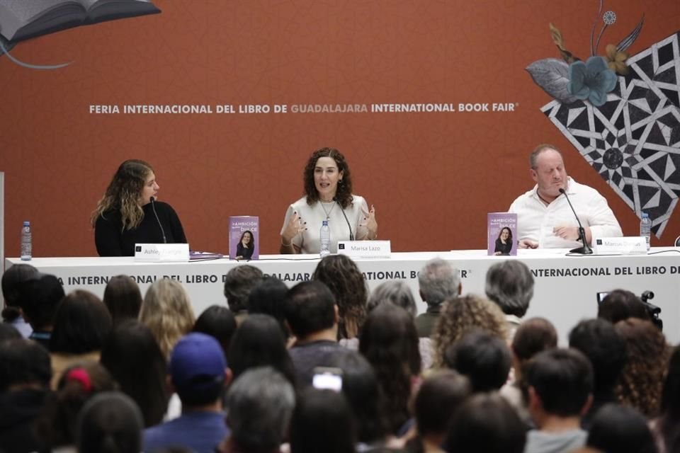Marisa Lazo durante la presentación de su libro 'La Ambición También es Dulce', en la FIL.