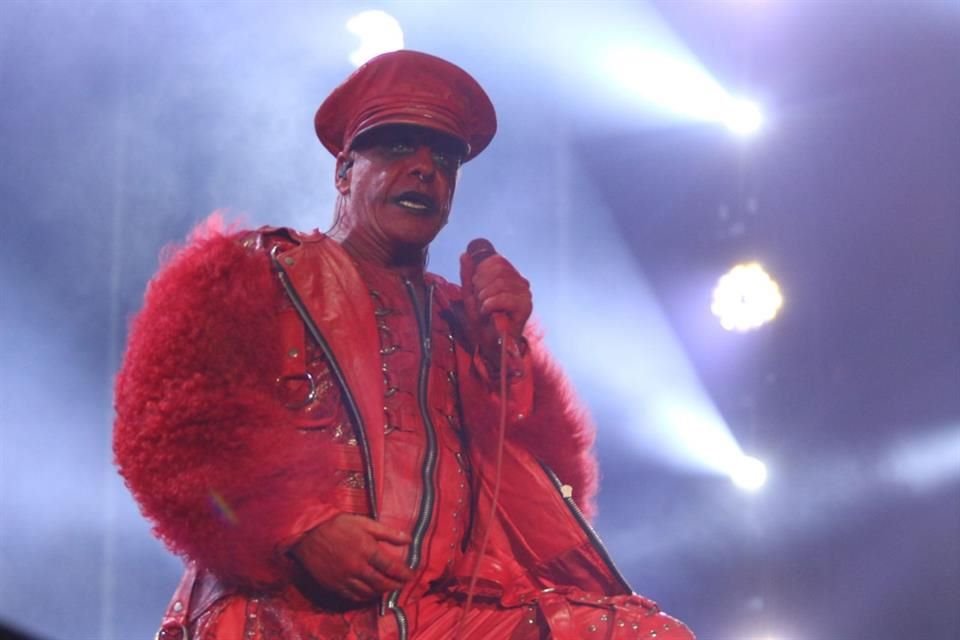 Lindemann apareció con un vestuario en rojo, incluyendo maquillaje en el rostro.