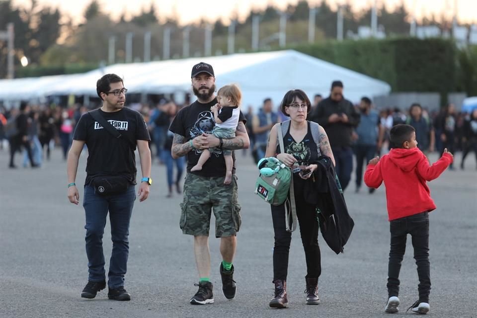 Con todo y bebes, algunos fans pudieron entrar con sus hijos debido a que los menores de 3 a 11 años entraron gratis al festival.