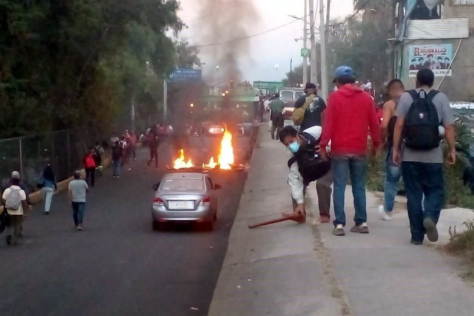 Durante la gresca, que se extendió por más de dos horas, se registraron jalones y hasta pedradas lanzadas por ambos grupos.