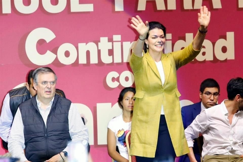 El Canciller acudió al evento político con su esposa, Rosalinda Bueso.