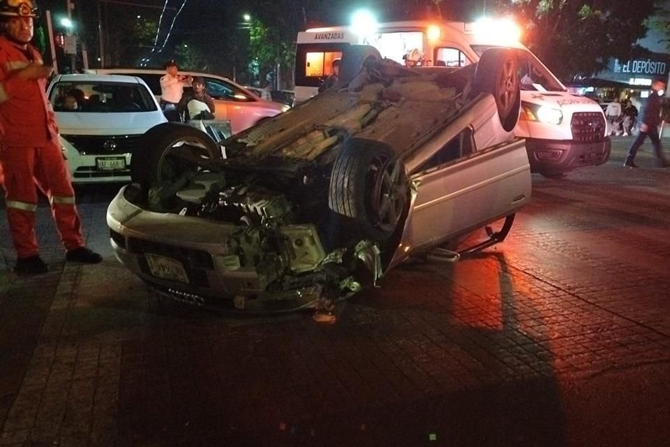 El conductor del vehículo huyó del lugar tras el choque y la volcadura.