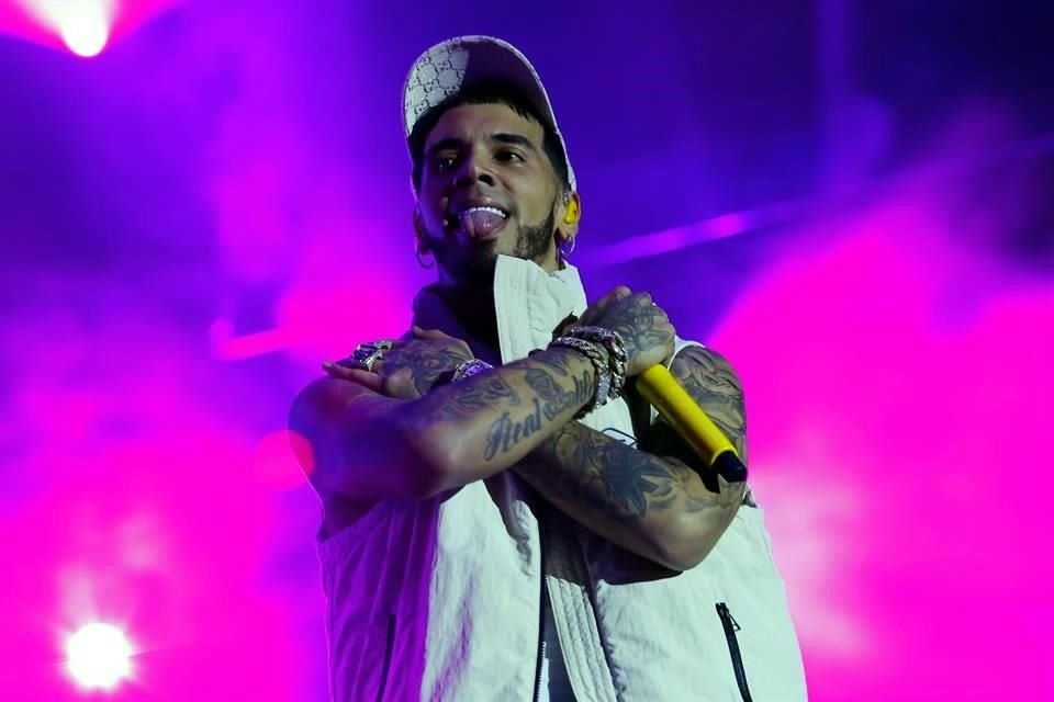 Pese al incidente con el avión donde se trasladaba, donde una ventana de la cabina de pilotos se rompió, Anuel AA logró prender a los regios.