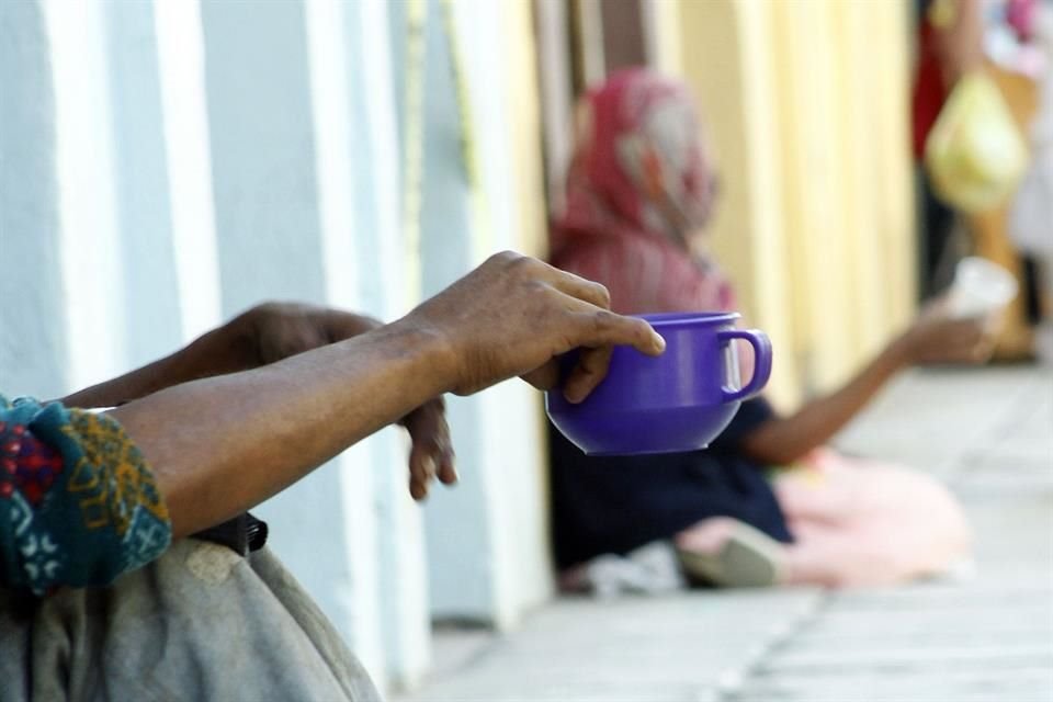 Según datos de Coneval, en 2022 había 1.8 millones de personas en situación de pobreza, mientras que en 2020 eran 2.6 millones. 