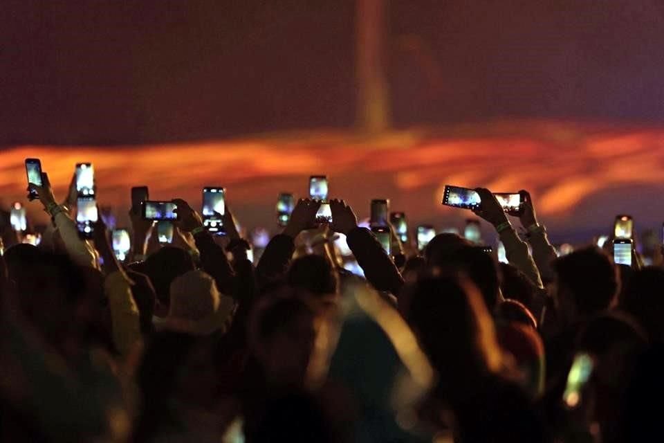 Como era de esperarse, los fanáticos sacaron sus teléfonos para capturar los mejores ángulos del show.