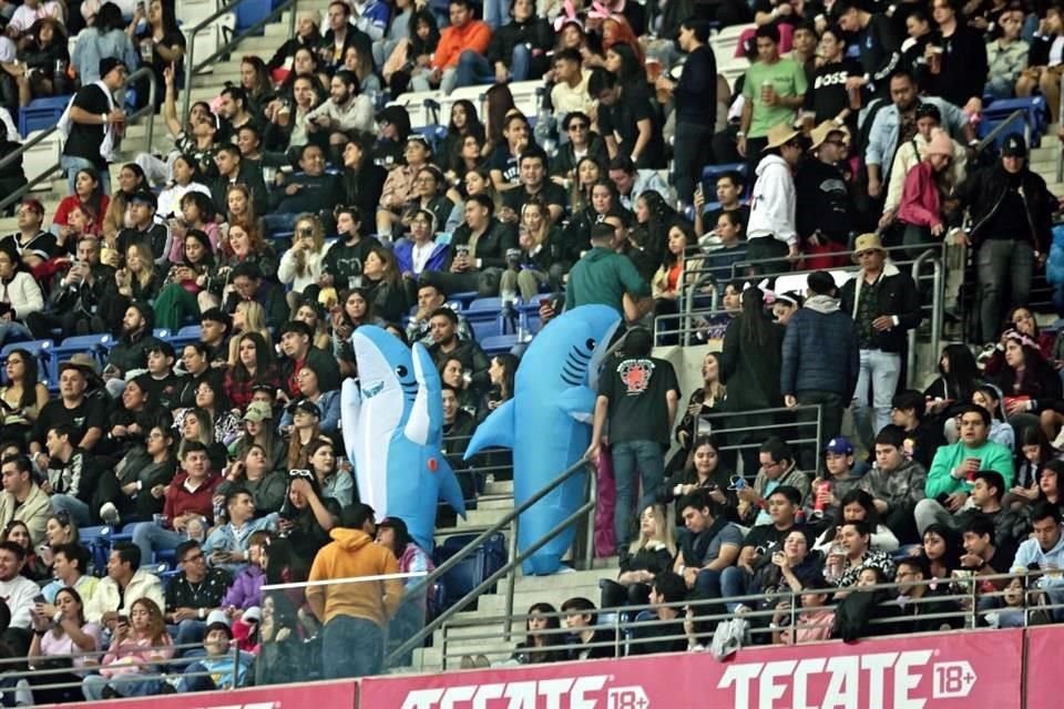 Los fans se mostraron felices en todo momento al ver a su ídolo.