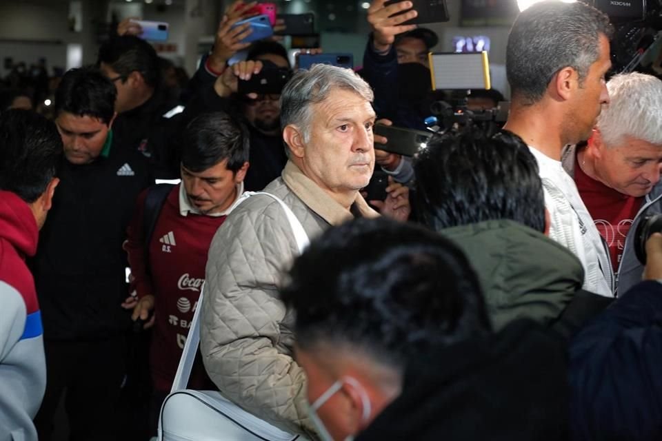 Gerardo Martino arribó esta madrugada a la Ciudad de México en silencio, pero con reclamos de la afición.