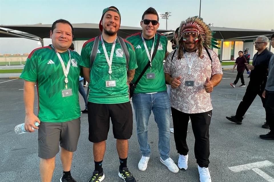 Aficionados mexicanos venden su boleto del partido entre Francia y Polonia, comprado porque en el rol hoy jugaría la Selección Mexicana.