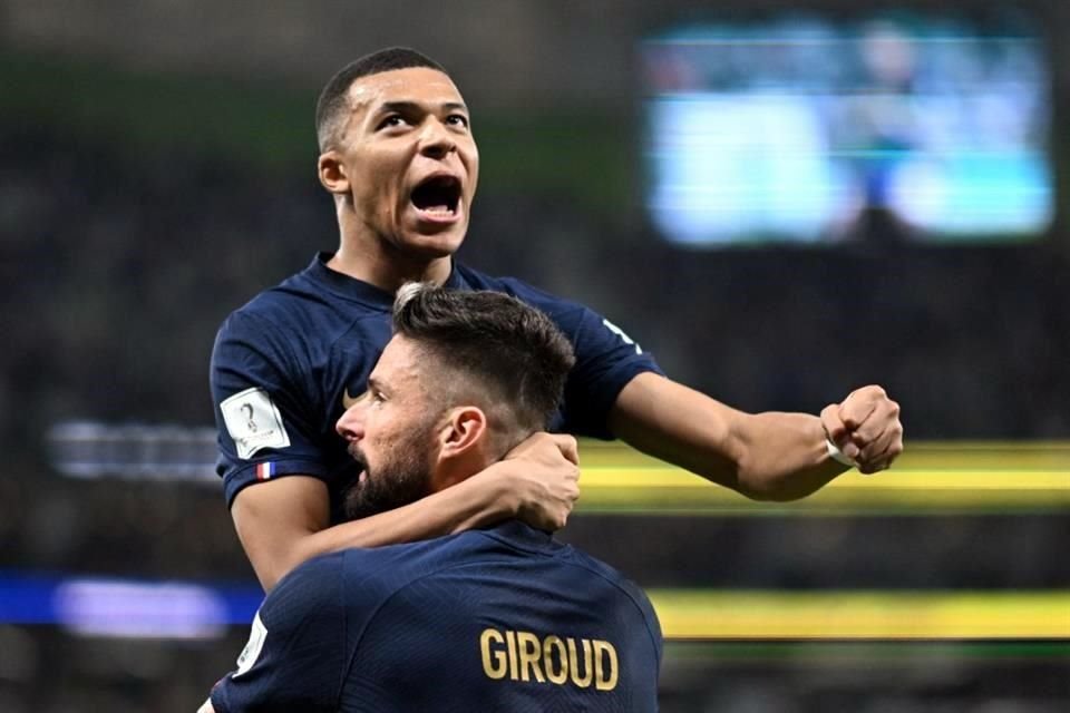 Kylian Mbappé le dio la asistencia a Giroud y después anotó un doblete.