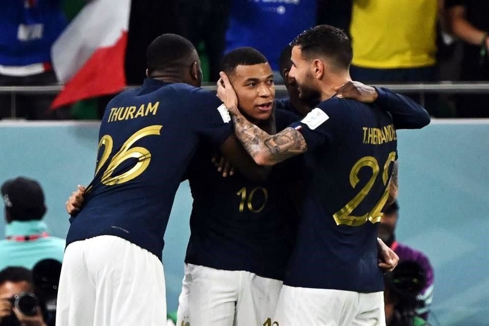 Mbappé festejó el tanto con sus compañeros.