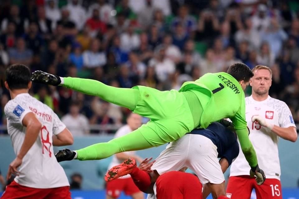 El arquero polaco, Wojciech Szczesny, sale a cortar un centro de los franceses.