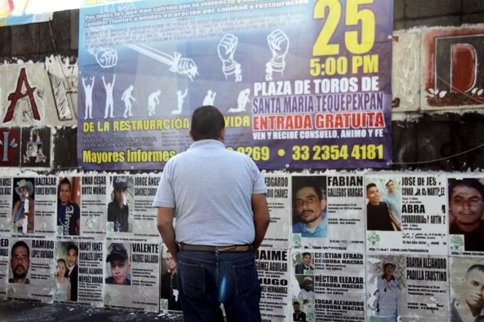 El Colectivo Luz de Esperanza colocó 26 losetas con las fotografías de sus desaparecidos en la Glorieta Niños Héroes, rebautizada como Glorieta de Las y Los Desaparecidos.