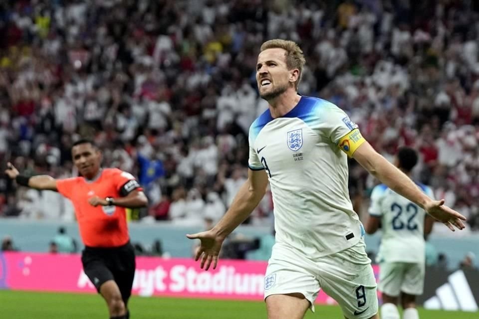 Harry Kane celebra la segunda anotación de la noche.