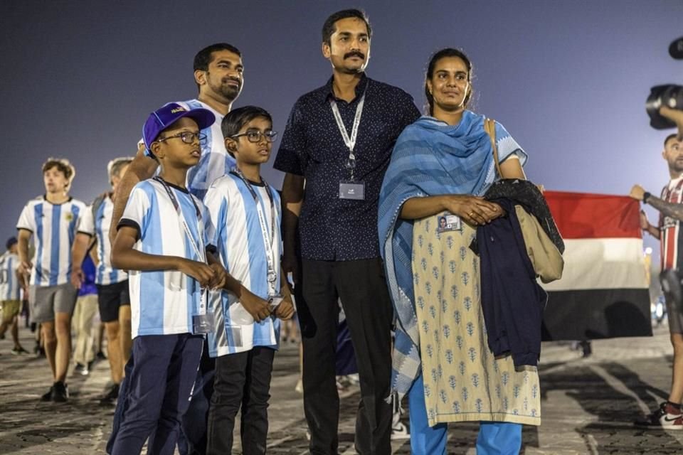 Una familia india lista para apoyar a Argentina en Qatar.