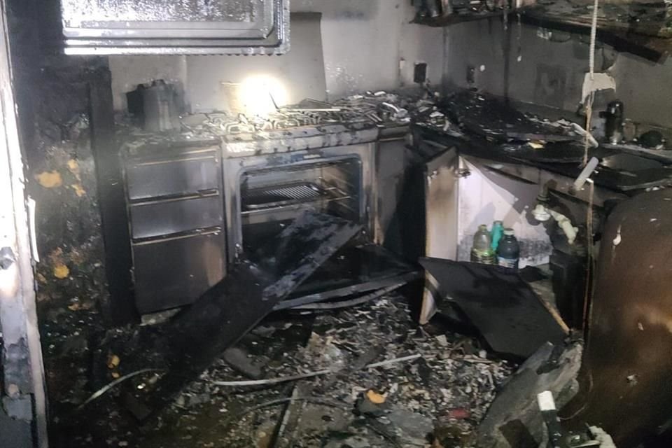 Los rescatistas colocaron un puesto de operaciones en el piso 21 para combatir las llamas.