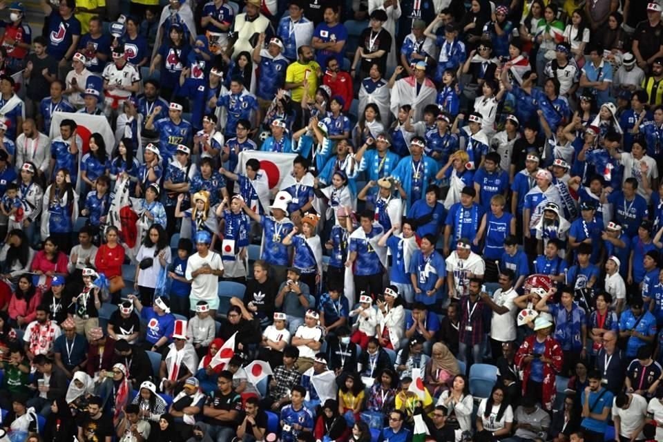 La afición japonesa, expectante en la tribuna.