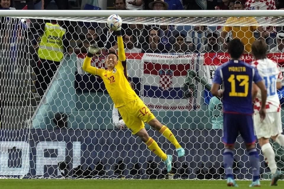 Gran atajada del portero Shuichi Gonda ante el tiro de Luka Modric.