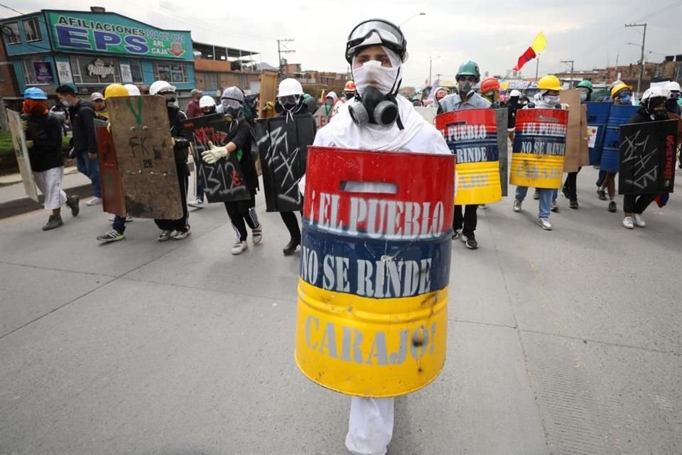 Manifestantes se cubren en una protesta antigubernamental en mayo de 2021.