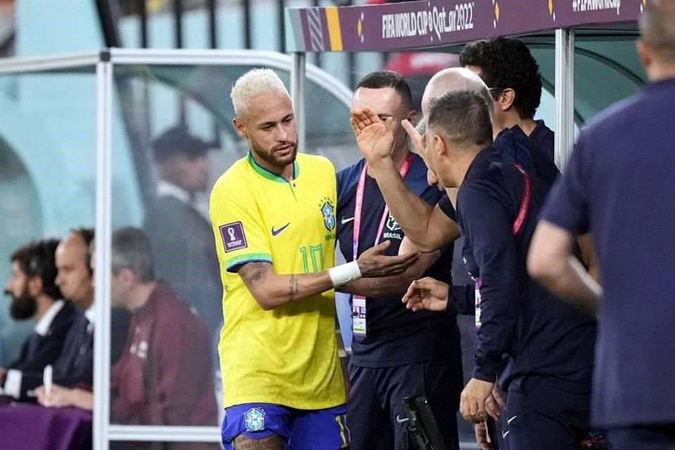 Neymar salió de cambio en el partido.