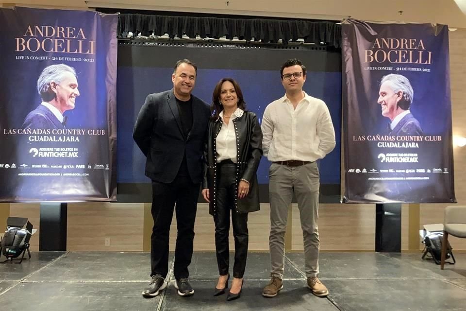 Melchor Peraza (izq. a der.), Sofia Barragán y Jorge Abraham Ponce, durante la presentación del concierto de Andrea Bocelli.