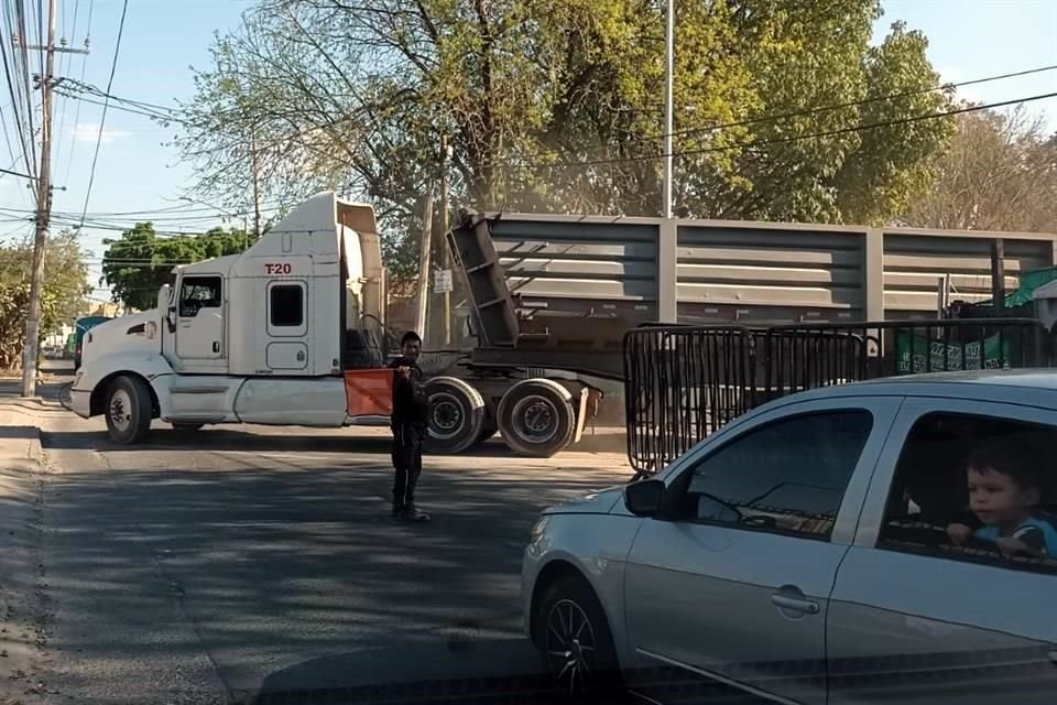 Vecinos captaron este lunes a camiones entrando y saliendo del sitio que fue clausurado el sábado.