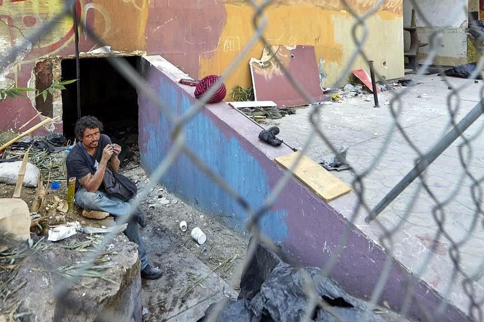 Es ocupada por varias personas en situación de calle.
