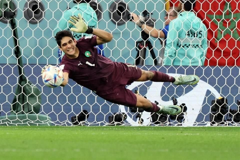 Yassine Bounou atajó el segundo y tercer penal de los españoles.