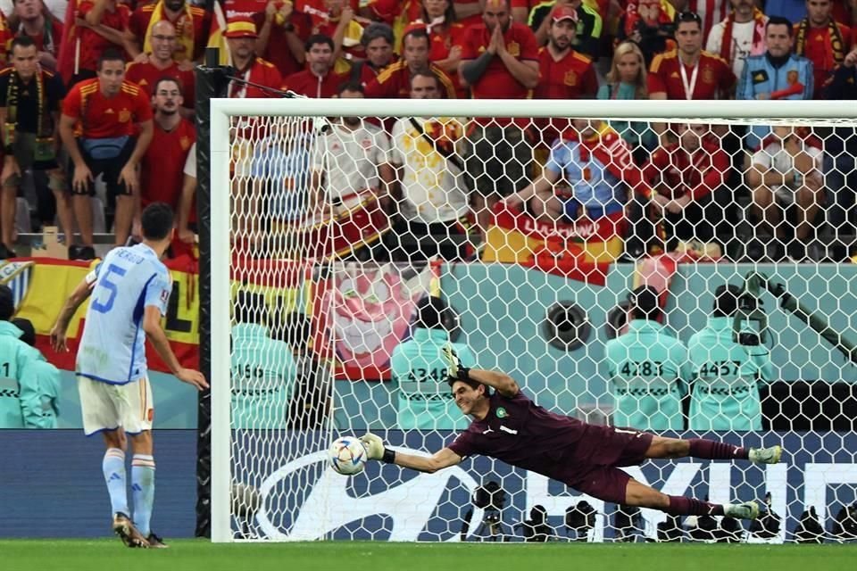 El portero de Marruecos, Yassine Bouonou, atajó tres penaltis en la serie, uno de ellos a Sergio Busquets.