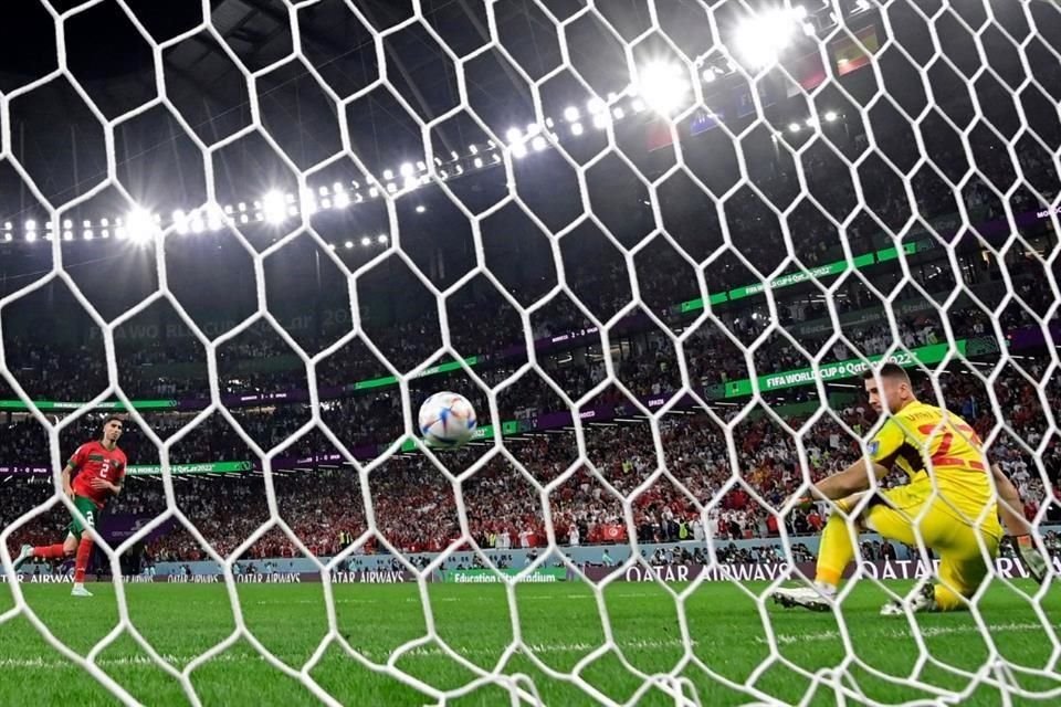 Achraf Hakimi decidió recurrir al estilo Panenka para cobrar el tiro penal.