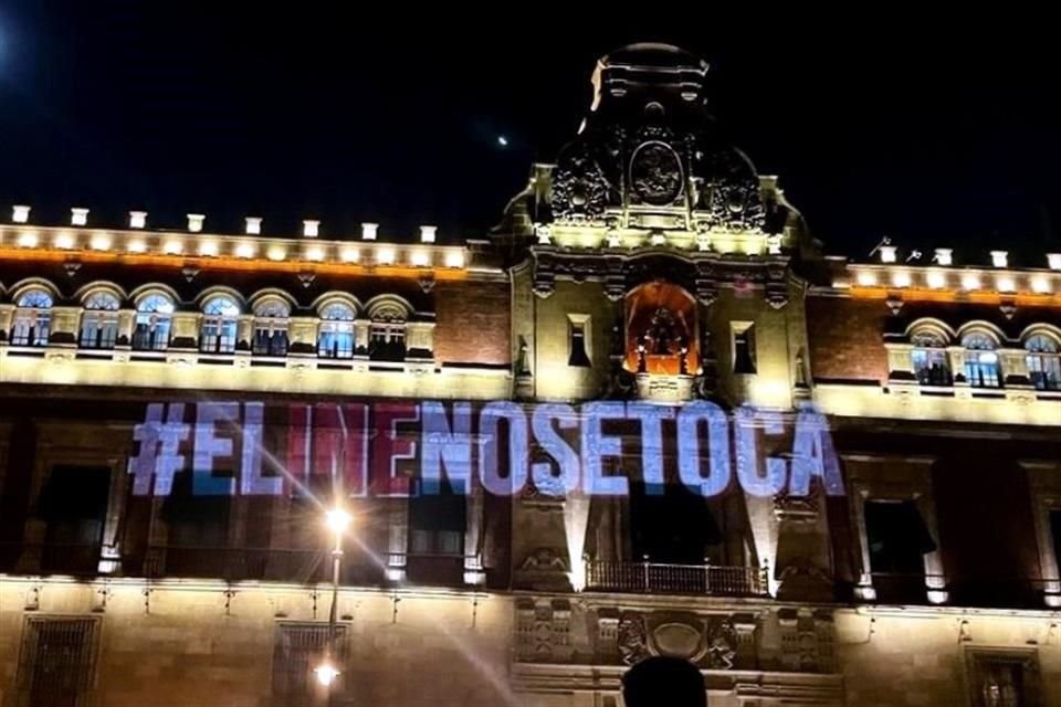 Los activistas proyectaron sobre la fachada de Palacio Nacional.