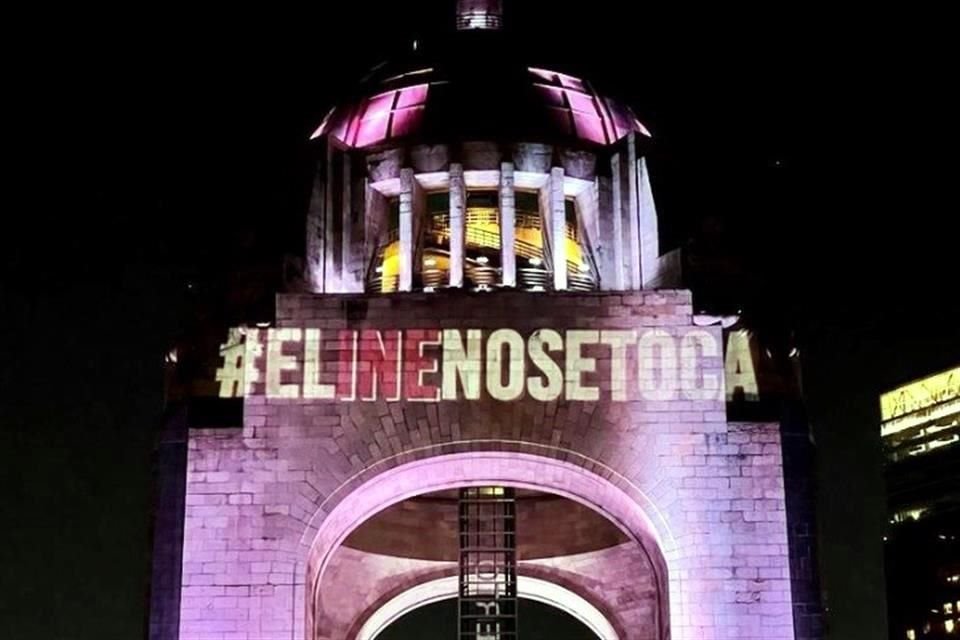 En el Monumento a la Revolución también se proyecto la leyenda en defensa del INE.