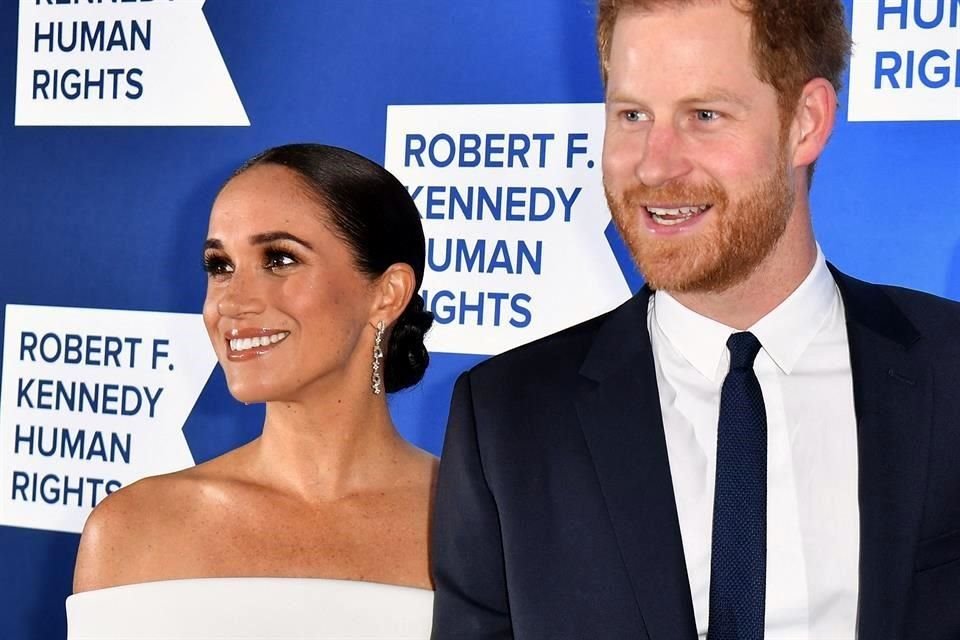 Usa Meghan Markle anillo que perteneció a la Princesa Diana para recibir junto al Príncipe Enrique un premio por su labor altruista.