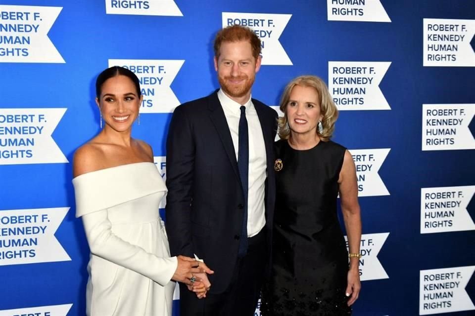 Meghan Markle, el Príncipe Enrique y Kerry Kennedy posan en la alfombra del evento Robert F. Kennedy Human Rights Ripple of Hope Award Gala.