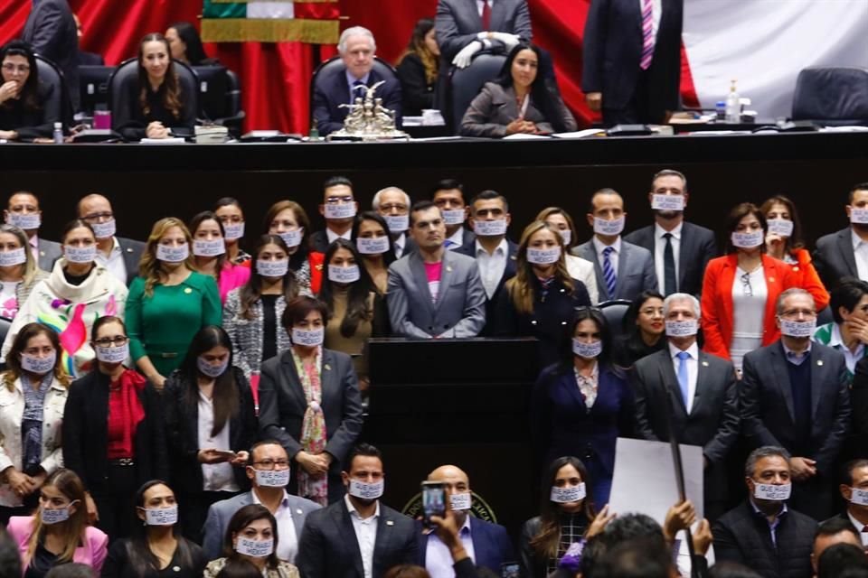 Diputados de oposición tomaron la tribuna y luego abandonaron el recinto de San Lázaro en protesta por el 'desaseo legislativo'.